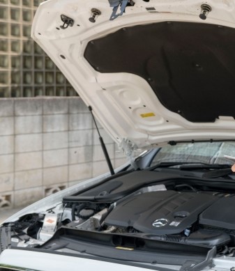 ボンネットを開けた車の画像