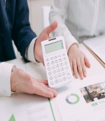 計算結果を電卓で表示している画像